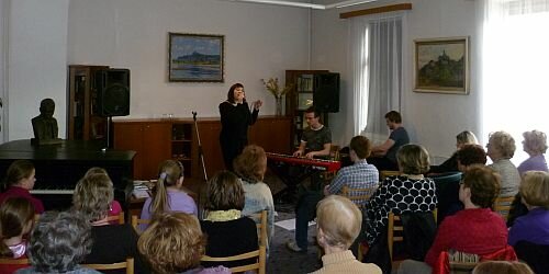 Koncert Katky Koščovej prepletený čítaním Marušky Kožlejovej.